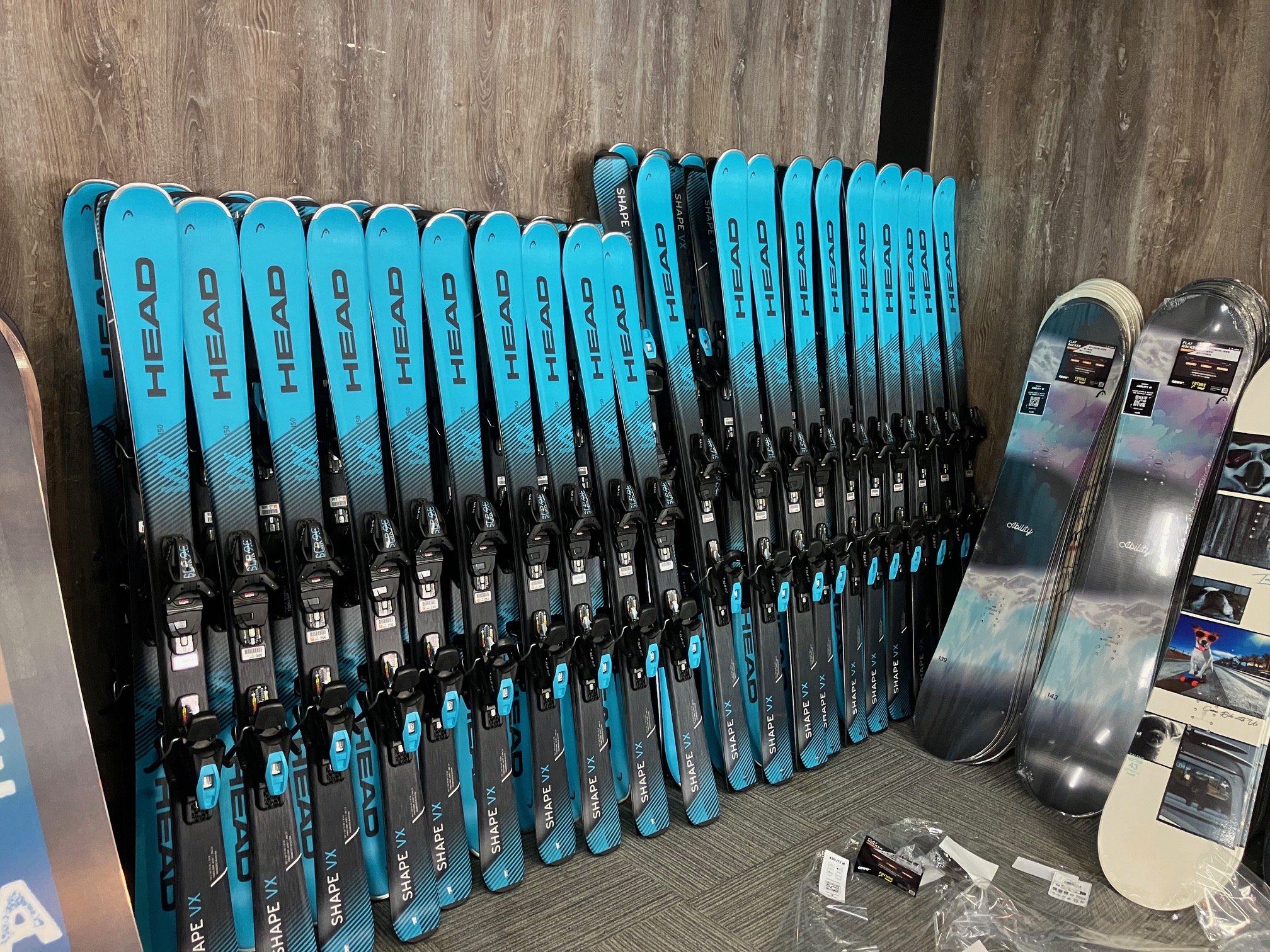 HEADのスキー板が整然と並ぶ様子