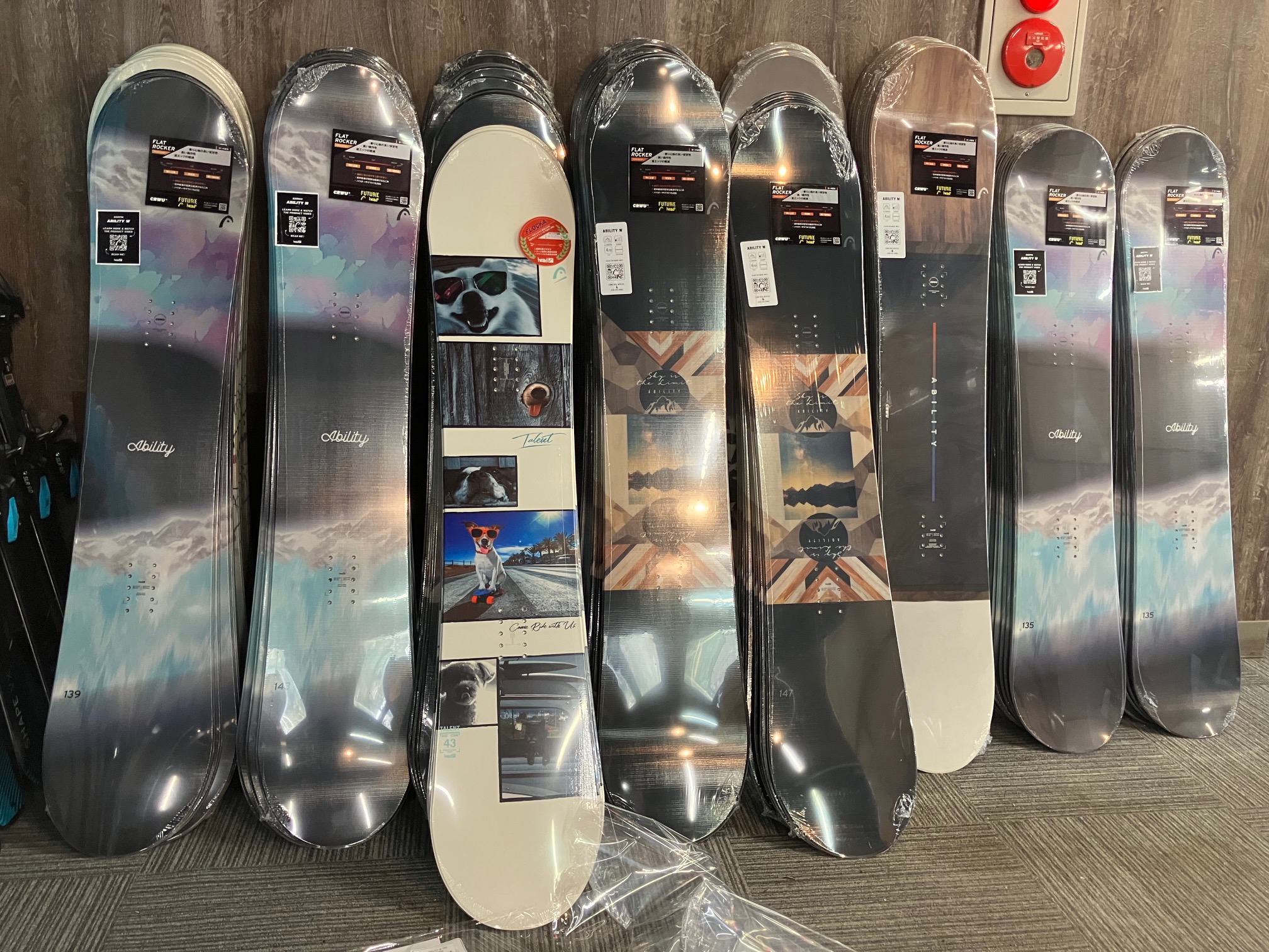 多彩なスノーボードが並ぶレンタルコーナー