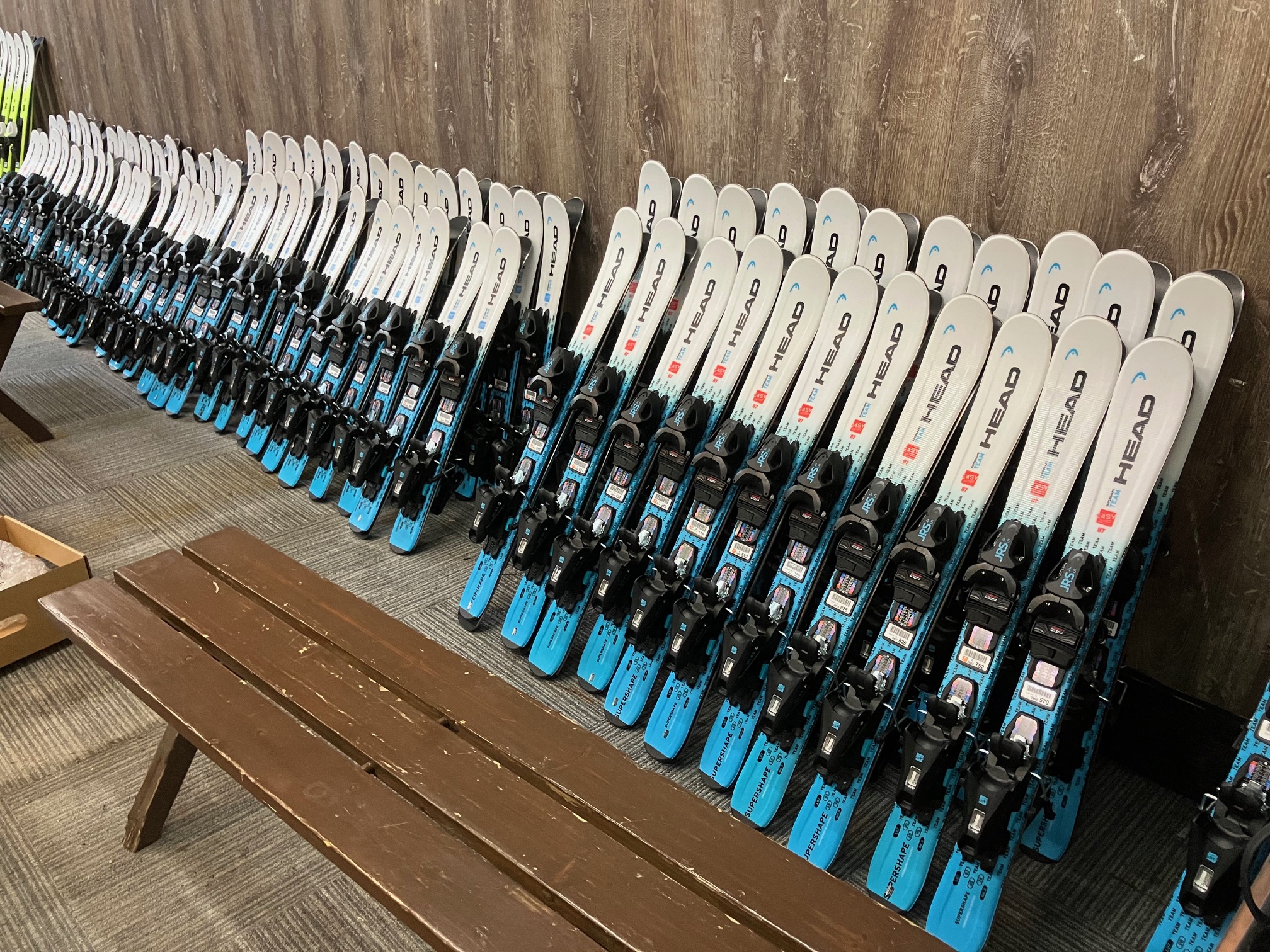 カラフルなデザインのスノーボード