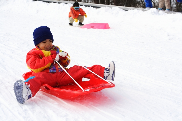 車山スカイパークスキー場 そり遊びをする子供