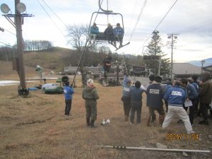 お客様の安全のために。リフト救助訓練を実施しました